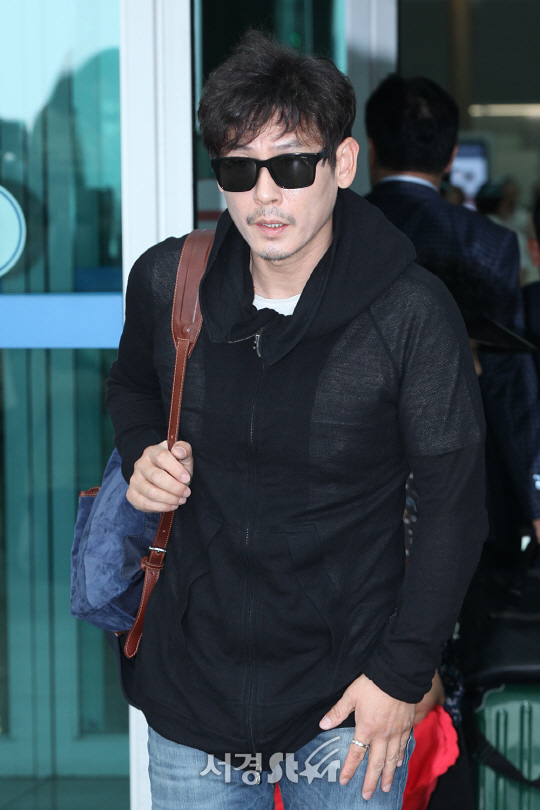 배우 설경구가 23일 오후 인천 중구 인천국제공항을 통해 칸 영화제 참석차 프랑스로 출국하고 있다.