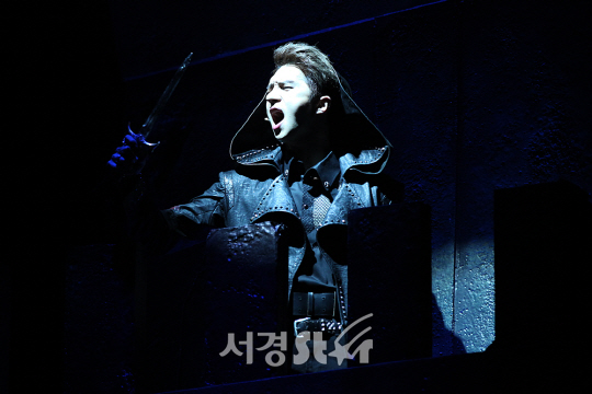 빅스 켄이 23일 오후 서울 구로구 신도림동 디큐브 아트센터에서 열린 뮤지컬 ‘햄릿’ 프레스콜에 참석해 하이라이트 장면 시연을 하고 있다.