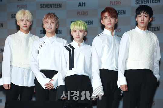 세븐틴이 23일 오후 서울 송파구 올림픽공원 올림픽홀에서 열린 그룹 세븐틴(SEVENTEEN)의 네 번째 미니앨범 ‘Al1’ 발매 기념 쇼케이스에 참석해 포즈를 취하고 있다.