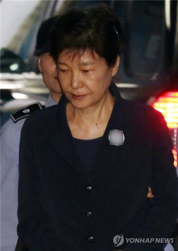 첫 정식재판 이후 구치소로 돌아가는 박근혜 전 대통령/연합뉴스