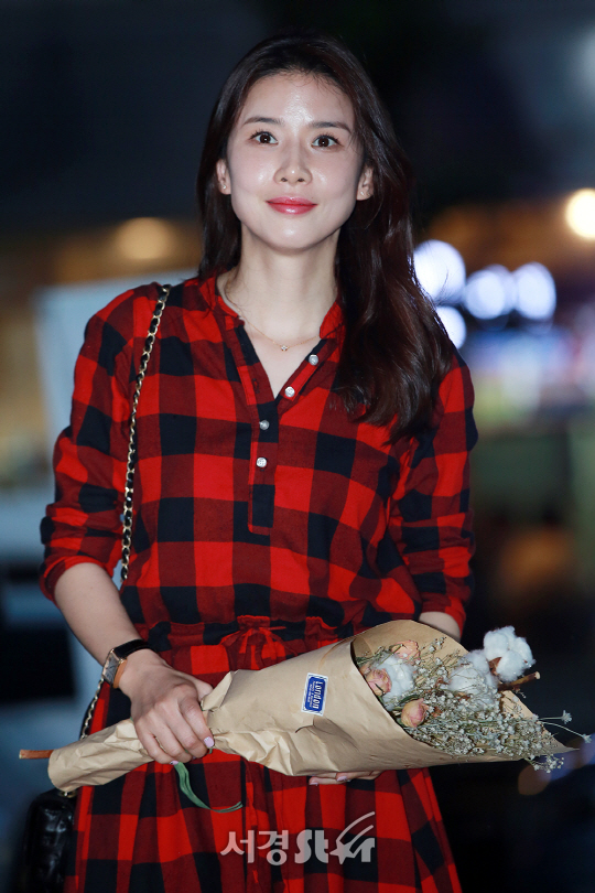 배우 이보영이 23일 오후 서울 영등포구 한 음식점에서 열린 SBS 드라마 ‘귓속말’ 종방연에 참석해 포즈를 취하고 있다.