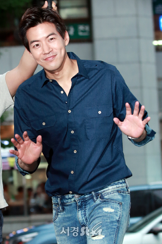배우 이상윤이 23일 오후 서울 영등포구 한 음식점에서 열린 SBS 드라마 ‘귓속말’ 종방연에 참석해 포즈를 취하고 있다.