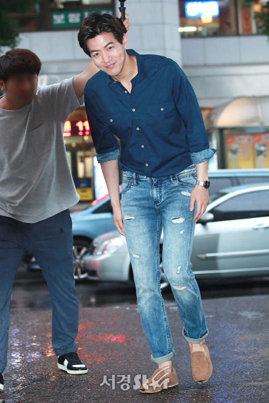 배우 이상윤이 23일 오후 서울 영등포구 한 음식점에서 열린 SBS 드라마 ‘귓속말’ 종방연에 참석해 포즈를 취하고 있다.