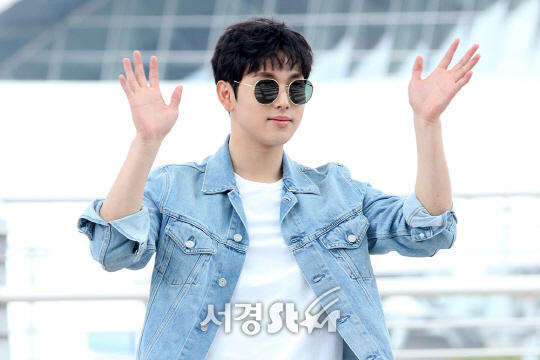 배우 임시완이 23일 오후 인천 중구 인천국제공항을 통해 칸 영화제 참석차 프랑스로 출국하고 있다.