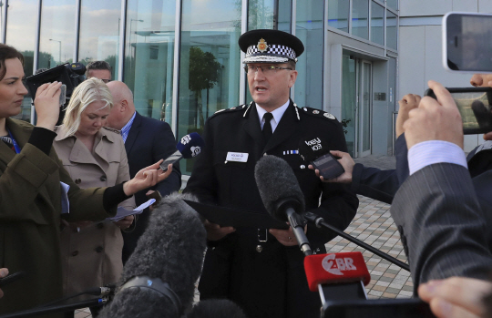 23일(현지시간)영국 경찰이 전날 밤 맨체스터 아레나 공연장에서 일어난 폭발에 대해 브리핑하고 있다.  밝혔다. /AP연합뉴스