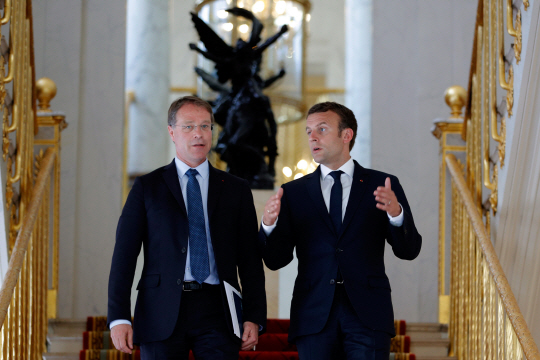 에마뉘엘 마크롱(오른쪽) 프랑스 대통령이 23일(현지시간) 파리 엘리제궁에서 프랑수아 아슬랭 중소기업협회(CPME) 회장에게 노동개혁 방안을 설명하고 있다. /파리=EPA연합뉴스