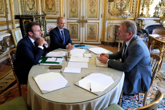 에마뉘엘 마크롱(왼쪽) 프랑스 대통령이 23일(현지시간) 파리 엘리제궁에서 프랑수아 옴메릴(오른쪽)프랑스관리직총동맹(CFE-CGC) 위원장에게 노동개혁 방안을 설명하고 있다. /파리=EPA연합뉴스