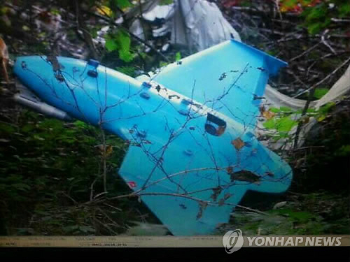 지난 2014년 삼척 야산에서 부서진 채 발견된 북한제 무인기의 모습./연합뉴스