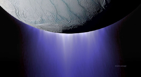 ▶ 토성의 위성 이아페투스는 밝은 면과 어두운 면이 있는데, 카시니 탐사선은 그 이유를 알아냈다.