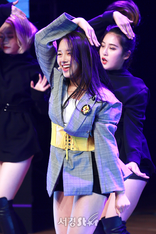 크리샤츄가 24일 오후 서울 강남구 일지아트홀에서 열린 데뷔앨범 발매 기념 쇼케이스에 참석해 무대를 선보이고 있다.