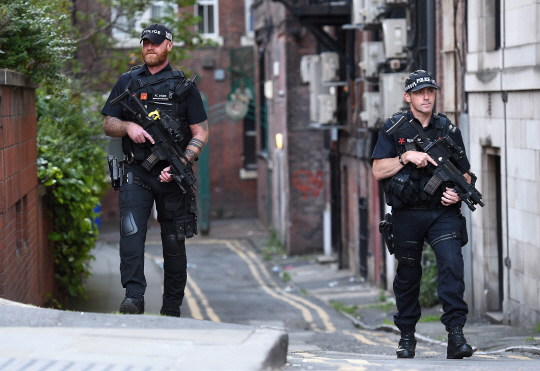 23일(현지시간) 영국 맨체스터 중심가에서 무장한 경찰들이 순찰을 돌고 있다. /맨체스터=EPA연합뉴스