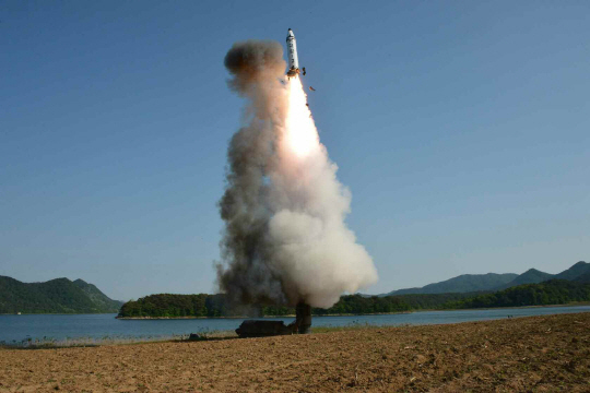 지난 22일 북한이 ‘북극성 2형’ 탄도미사일을 시험발사한 가운데, 미국의 대북 선제타격이 임박했다는 전문가의 주장이 나왔다./연합뉴스