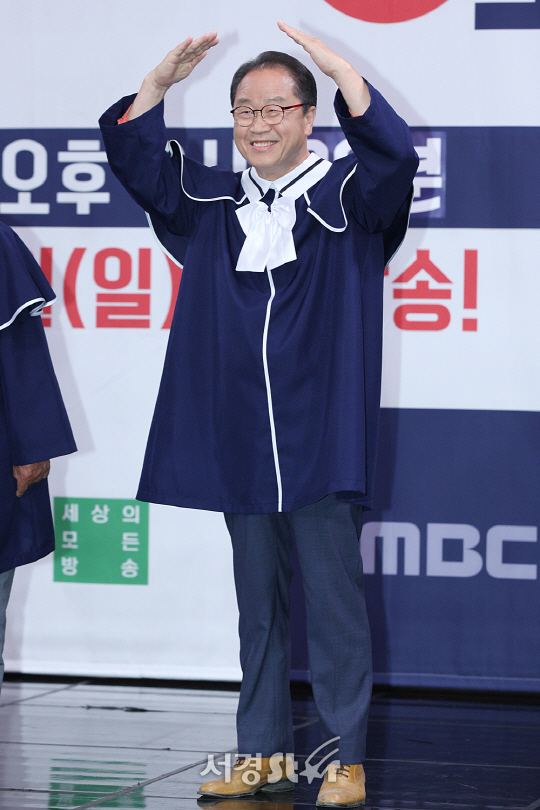 이상벽이 24일 오후 서울 마포구 상암동 상암 MBC에서 열린 새 예능 ‘세모방: 세상의 모든 방송’ 제작발표회에 참석해 포토타임을 갖고 있다.