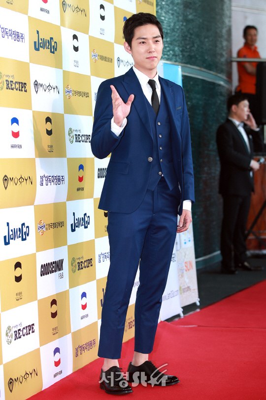 배우 백성현이 24일 오후 서울 강남구 코엑스 오디토리움에서 열린 ‘2017 춘사영화상’에 참석해 포즈를 취하고 있다.