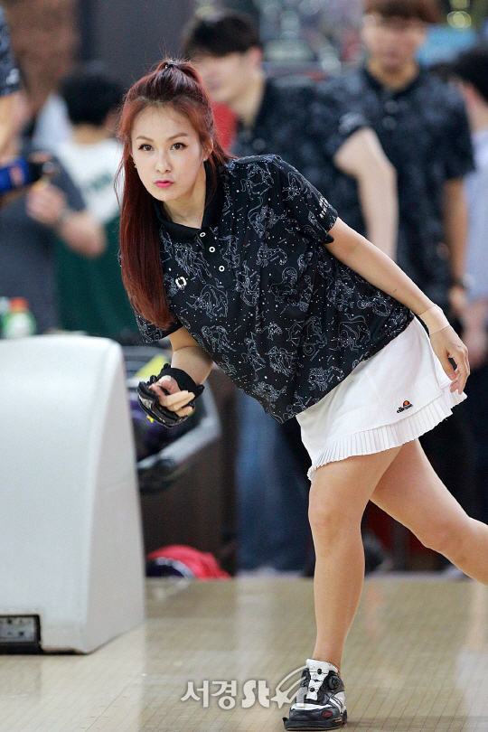 가수 채연이 24일 오후 서울 성동구 행당동의 한 볼링장에서 연예인 볼링단 창단식에 참석했다.