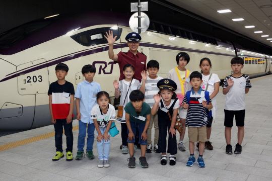 ‘SRT와 함께하는 기차여행 추억만들기’ 행사에서 참가 어린이들이 기장체험을 하고 있다. 사진제공=SR