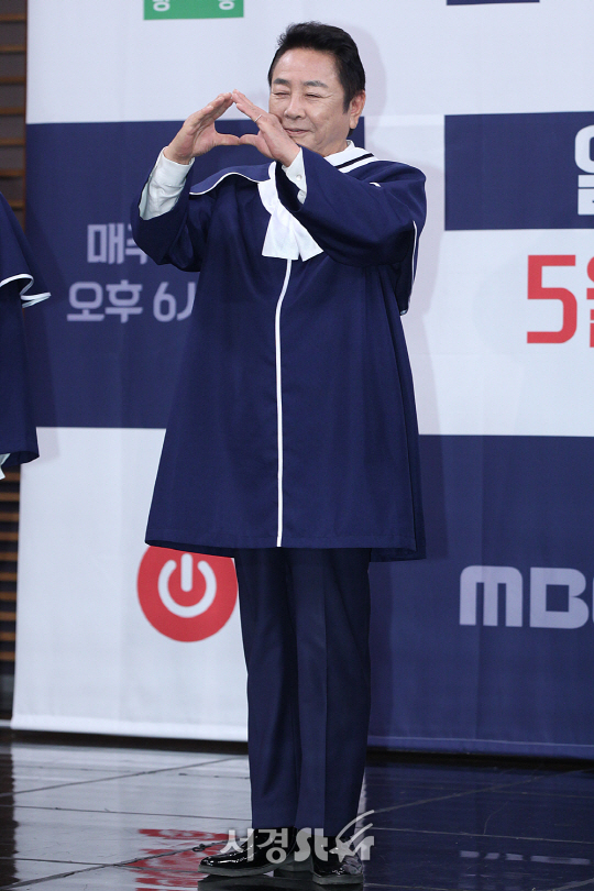 허참이 24일 오후 서울 마포구 상암동 상암 MBC에서 열린 새 예능 ‘세모방: 세상의 모든 방송’ 제작발표회에 참석해 포토타임을 갖고 있다.