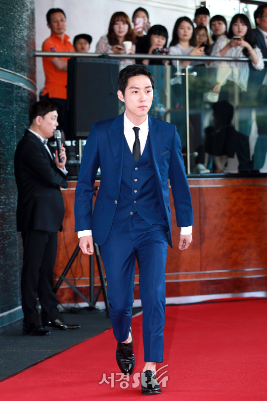 배우 백성현이 24일 오후 서울 강남구 코엑스 오디토리움에서 열린 ‘2017 춘사영화상’에 등장하고 있다.