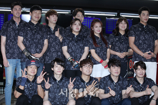 ‘TEAM ONE(팀원)’ 멤버들이 24일 오후 서울 성동구 행당동의 한 볼링장에서 연예인 볼링단 창단식에 참석해 포토타임을 갖고 있다.