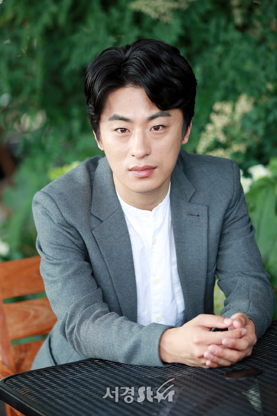 배우 구교환이 24일 오후 서울 동작구 아트나인에서 서경스타와 인터뷰 전 포즈를 취하고 있다.