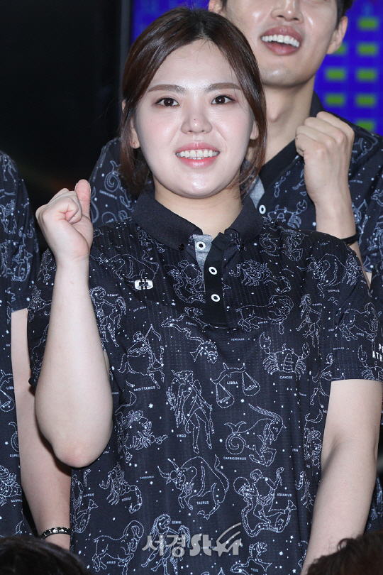 김민영이 24일 오후 서울 성동구 행당동의 한 볼링장에서 연예인 볼링단 창단식에 참석해 포토타임을 갖고 있다.