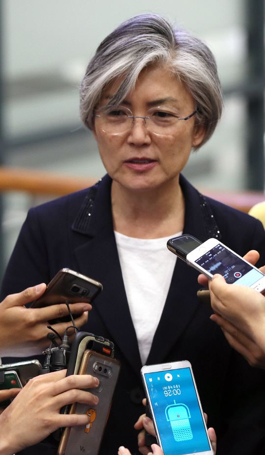 강경화 외교부장관 후보자가 25일 인천공항에 도착해 기자들의 질문에 답하고 있다. /연합뉴스