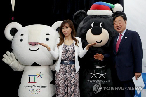 평창올림픽 홍보대사 소프라노 조수미(왼쪽)와 이희범 조직위원장/연합뉴스