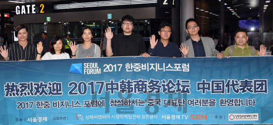 서울포럼 2017개막을 앞둔 22일 김포국제공항을 통해 입국한 중국 기업인들이 한 자리에 모여 파이팅을 외치고 있다. 선자웨이(왼쪽 두 번째)무두커치 총감, 셰잉춘(“ 네번째) 우링 부대표, 장샤오밍(” 다섯번째) 펑밍서 대표, 선자(“ 일곱번째) 상하이이저문화전보 대표, 하오셴웨이(” 아홉번째) 산쿠 대표, 중샤오메이(“ 열번째) 비즈브레인 대표./이호재 기자