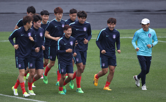 U-20 축구 대표팀의 신태용 감독과 선수들이 24일 전주월드컵경기장 보조구장에서 열린 회복훈련에서 러닝으로 몸을 풀고 있다.  /연합뉴스