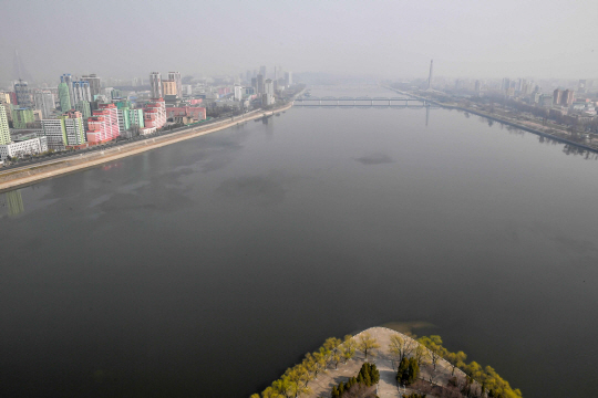 평양 대동강 양각도 호텔에서 바라본 아침 풍경. 미세먼지로 하늘이 뿌였게 보이고 있다./평양=사진공동취재단