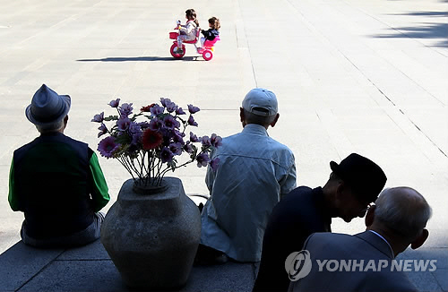 주민등록상 우리나라 인구구조가 ‘고령사회’를 향해 빠르게 변화하고 있다/연합뉴스