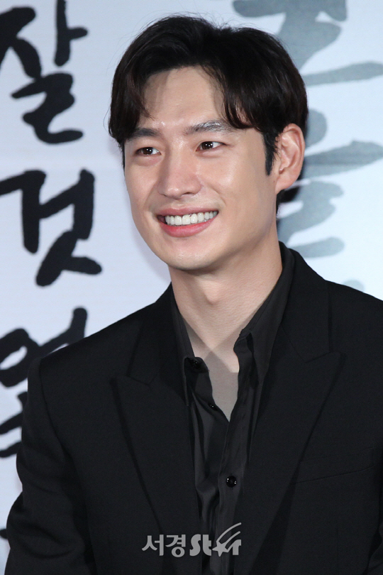 배우 이제훈이 25일 오전 서울 중구 을지로 동대문 메가박스에서 열린 영화 ‘박열’ 제작보고회에 참석했다.