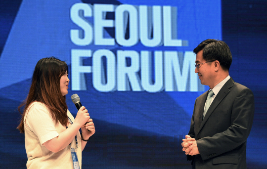 아주대학교 총장 자격으로 참석한 김동연 경제부총리 겸 기획재정부 장관 후보자가 서울 중구 신라호텔에서 열린 ‘서울포럼 2017’에서 김혜리(25·심리학과) 아주대 학생의 감사 인사를 받고 있다. 김씨는 “총장님이 학생들과 대화할 수 있는 다양한 프로그램을 추진하셨는데 가신다니 섭섭하다”며 “우리나라를 위해 좀 더 역량을 펼쳐주실 것이라 생각한다”고 아쉬움을 전했다. /송은석기자