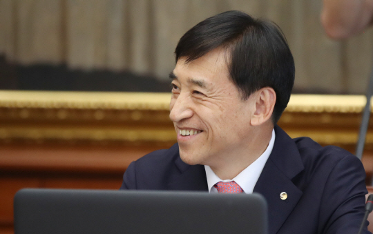 이주열 한국은행 총재가 25일 오전 서울 중구 한국은행에서 열린 금융통화위원회 회의를 열기에 앞서 밝은 표정으로 웃고 있다. /연합뉴스