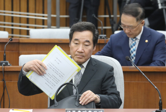 이낙연 국무총리 후보자가 인사청문회 이틀째인 25일 오전 국회 청문회장에서 자료를 꺼내고 있다. /연합뉴스