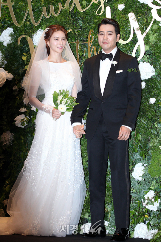 배우 주상욱과 차예련이 25일 서울 광진구 그랜드 워커힐 서울 호텔 코스모스홀에서 열린 결혼 전 기자회견에 참석해 포토타임을 갖고 있다.