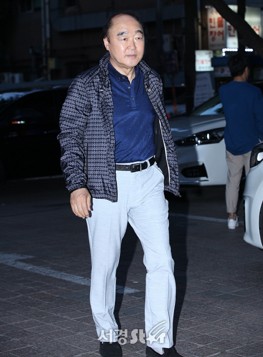 배우 장광이 25일 오후 서울 영등포구 여의도동에 위치한 한 음식점에서 열린 KBS 수목드라마 ‘추리의 여왕’ 종방연에 참석해 포토타임을 갖고 있다.