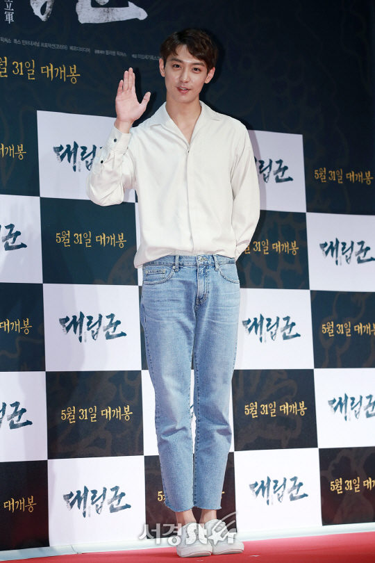 배우 현우가 25일 오후 서울 송파구 롯데시네마 월드타워에서 열린 영화 ‘대립군’ VIP 시사회에 참석해 포즈를 취하고 있다.