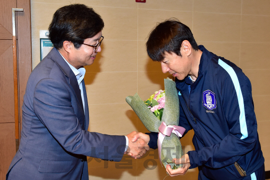 염태영(왼쪽) 수원시장이 25일 신태용 감독을 격려하고 있다. /사진제공=수원시청