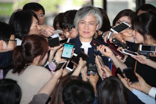 강경화(가운데) 외교부 장관 후보자가 25일 서울 세종로 외교부 청사 인근의 임시 사무실로 출근해 기자들의 질문에 답하고 있다.          /연합뉴스