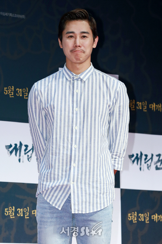 배우 정태우가 25일 오후 서울 송파구 롯데시네마 월드타워에서 열린 영화 ‘대립군’ VIP 시사회에 참석해 포즈를 취하고 있다.