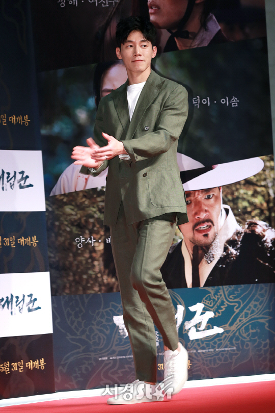 배우 김무열이 25일 오후 서울 송파구 롯데시네마 월드타워에서 열린 영화 ‘대립군’ VIP 시사회에 참석해 포즈를 취하고 있다.