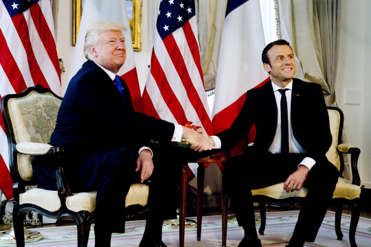 도널드 트럼프 미국 대통령과 에마뉘엘 마크롱 프랑스 대통령이 25일(현지시간) 벨기에 브뤼셀에 있는 미국 대사관에서 처음으로 만나 악수를 하고 있다. /브뤼셀=EPA연합뉴스