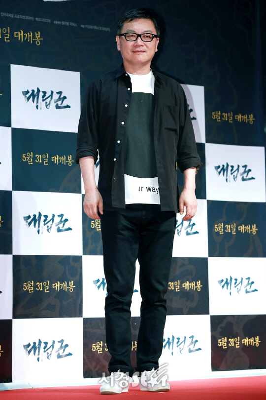 배우 김의성이 25일 오후 서울 송파구 롯데시네마 월드타워에서 열린 영화 ‘대립군’ VIP 시사회에 참석해 포즈를 취하고 있다.