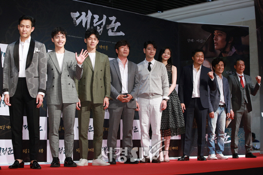 ‘대립군’ 출연 배우들이 25일 오후 서울 송파구 롯데시네마 월드타워에서 열린 영화 ‘대립군’ VIP 시사회에 참석해 포즈를 취하고 있다.