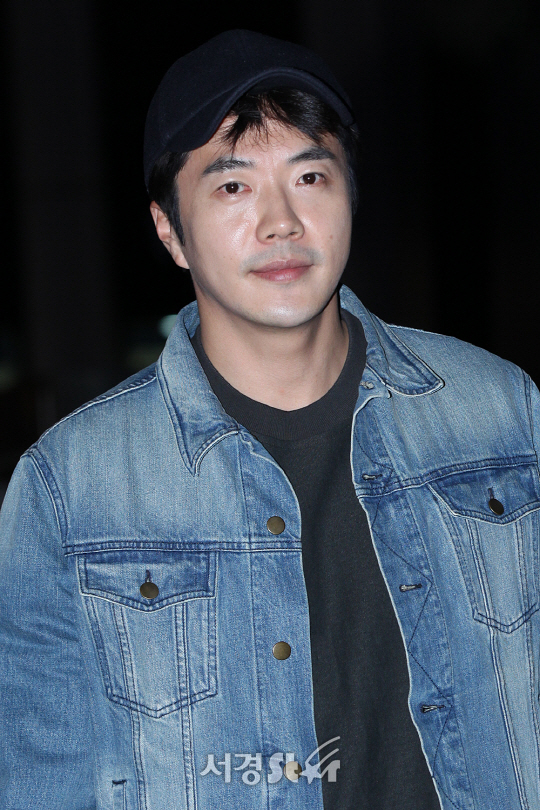배우 권상우가 25일 오후 서울 영등포구 여의도동에 위치한 한 음식점에서 열린 KBS 수목드라마 ‘추리의 여왕’ 종방연에 참석해 포토타임을 갖고 있다.