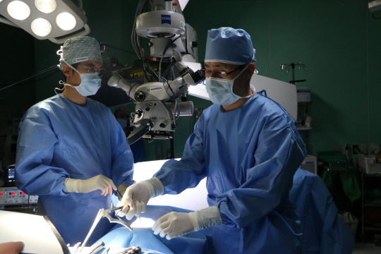김호진(오른쪽) 서울 강남우리들병원장이 척추관협착증 환자 수술을 준비하고 있다. /사진제공=우리들병원