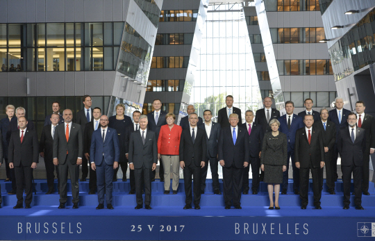 25일(현지시간) 북대서양조약기구(NATO·나토) 정상회의에 참석한 회원국 지도자들이 벨기에 브뤼셀에서 기념촬영을 하고 있다.  /브뤼셀=신화연합뉴스