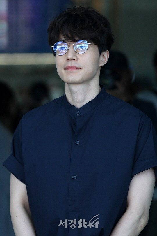 배우 이동욱이 26일 오전 인천 중구 인천국제공항을 통해 방콕 팬미팅 참석차 태국 방콕으로 출국하고 있다.