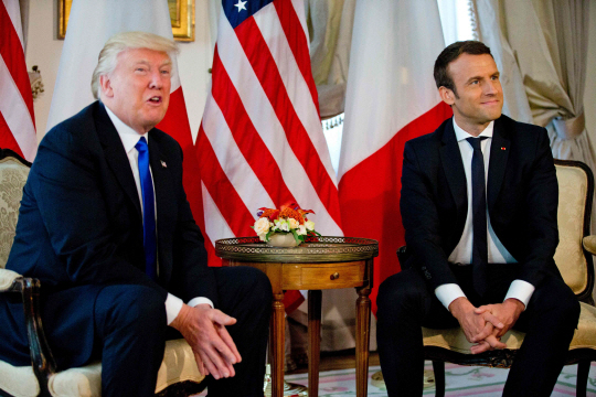 도널드 트럼프(왼쪽) 미국 대통령이 25일(현지시간) 벨기에 브뤼셀에서 에마뉘엘 마크롱(오른쪽) 프랑스 대통령과 양자회담을 하고 있다. /브뤼셀=AFP연합뉴스